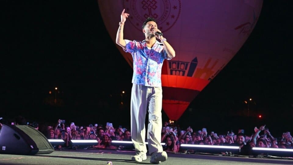 Buray, Nevşehir Kültür Yolu Festivali'nde Enerjik Performansıyla Dinleyicilerden Tam Not Aldı