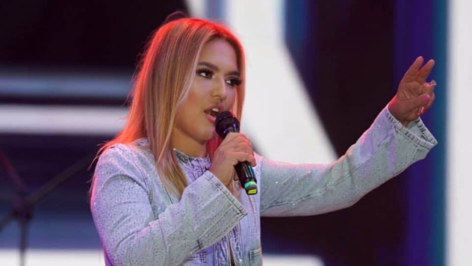 Demet Akalın’ın Bursa Kahve Festivali'ndeki Sahne Tarzı ve Performansı İlgi Çekti