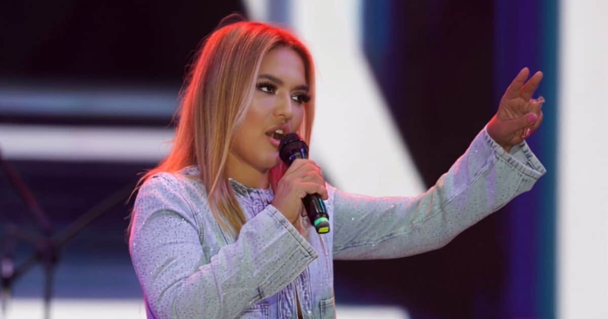 Demet Akalın’ın Bursa Kahve Festivali'ndeki Sahne Tarzı ve Performansı İlgi Çekti